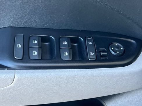 Used 2024 Hyundai Venue SEL FWD image 12