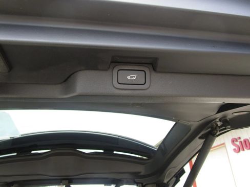 Used 2019 Land Rover Discovery HSE AWD/4WD image 11