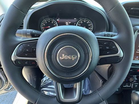Used 2022 Jeep Renegade Latitude AWD/4WD image 18