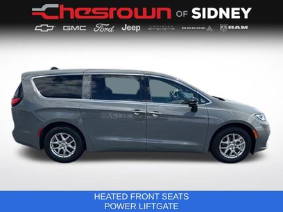 Used 2025 Chrysler Pacifica Select