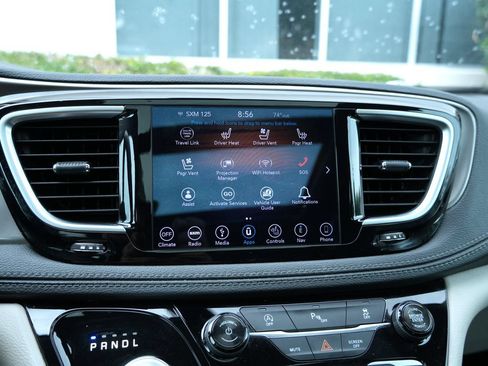 Used 2018 Chrysler Pacifica Limited FWD image 9