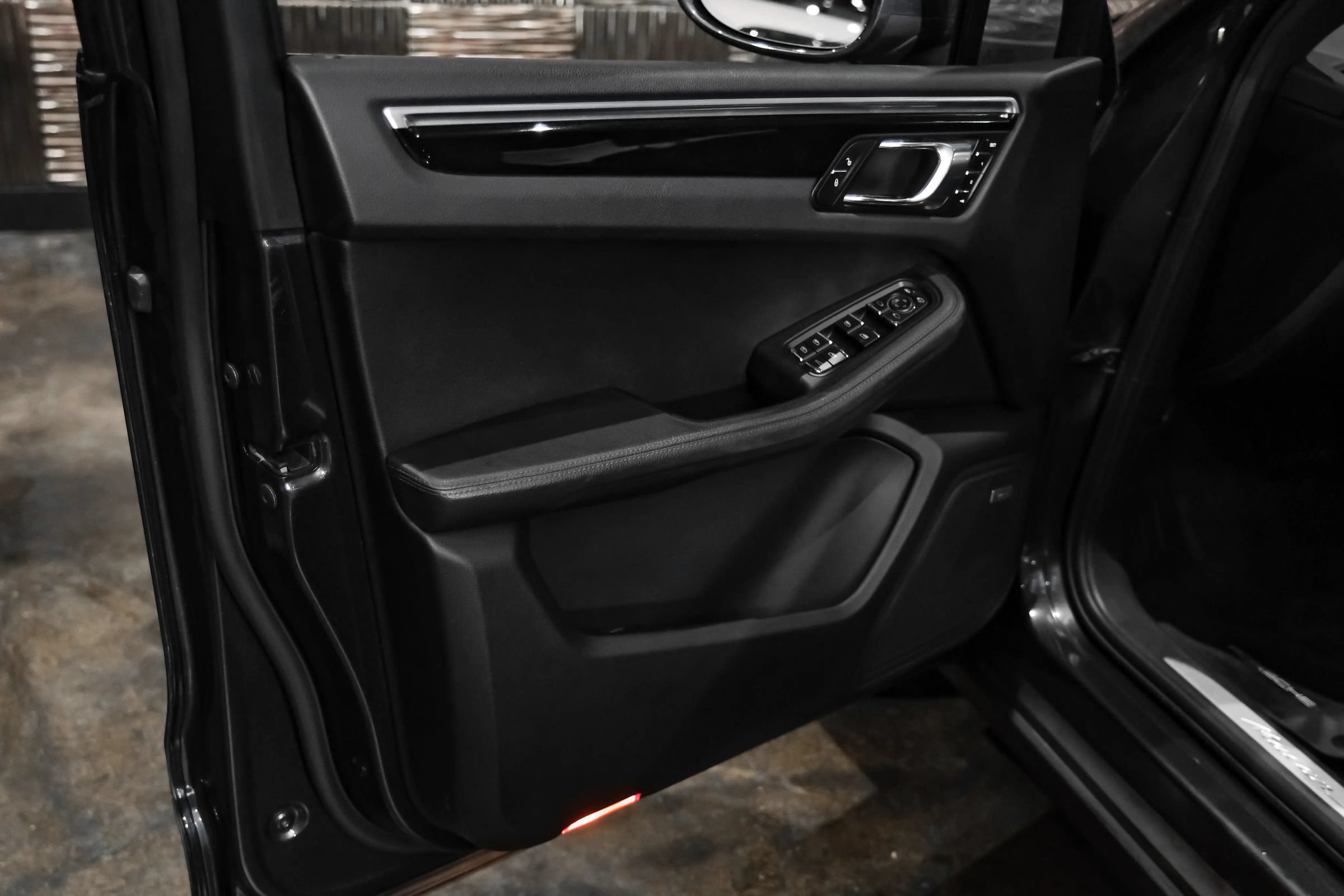 Used 2017 Porsche Macan S AWD/4WD image 38