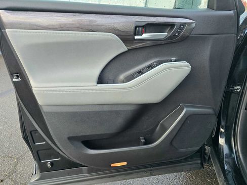 Used 2024 Toyota Highlander Platinum image 24