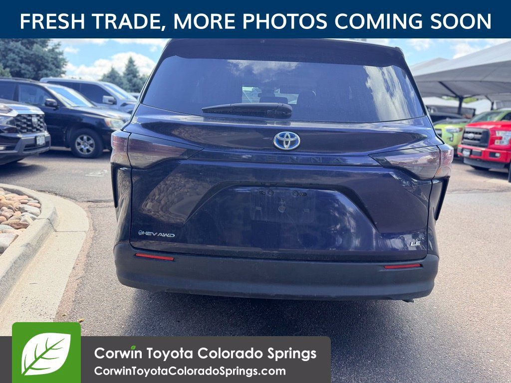 Used 2025 Toyota Sienna LE AWD/4WD image 7
