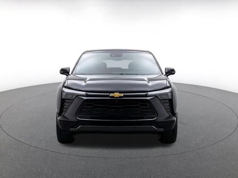 Used 2025 Chevrolet Blazer LT FWD image 2