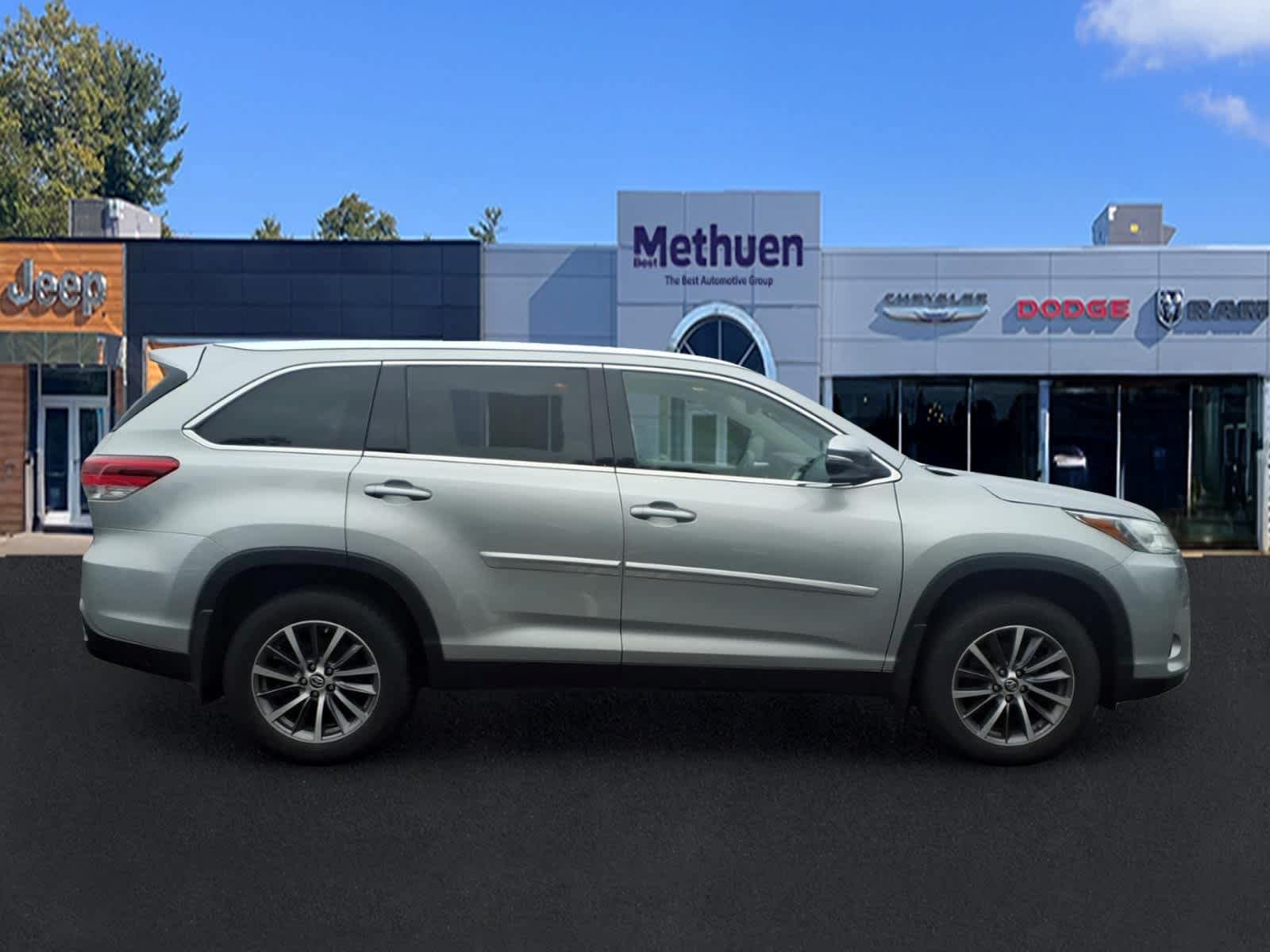 Used 2019 Toyota Highlander XLE AWD/4WD image 2