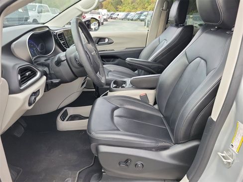 Certified 2024 Chrysler Pacifica Touring-L image 19