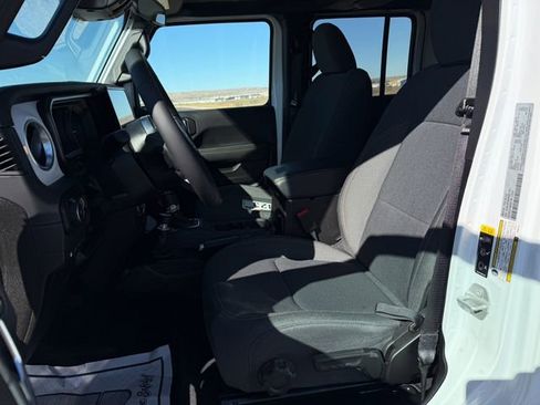 Used 2025 Jeep Wrangler Unlimited Sahara image 15