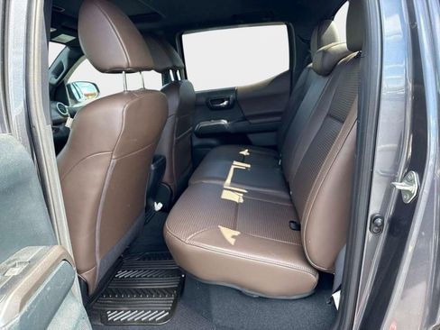 Used 2017 Toyota Tacoma Limited w/ Tow Package image 14