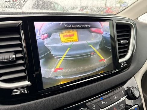 Used 2024 Chrysler Pacifica Touring-L image 24