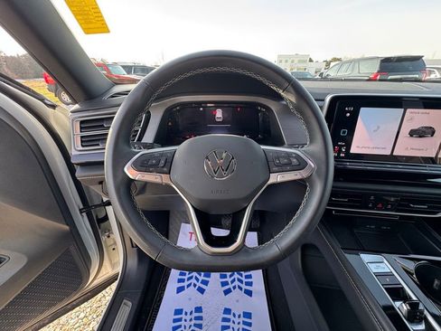 Used 2024 Volkswagen Atlas Cross Sport SE image 19