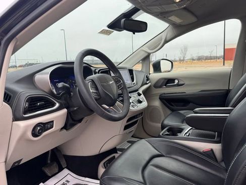 Used 2023 Chrysler Pacifica Touring-L image 8