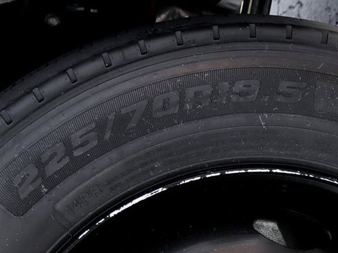 Used 2019 Isuzu NPR image 31