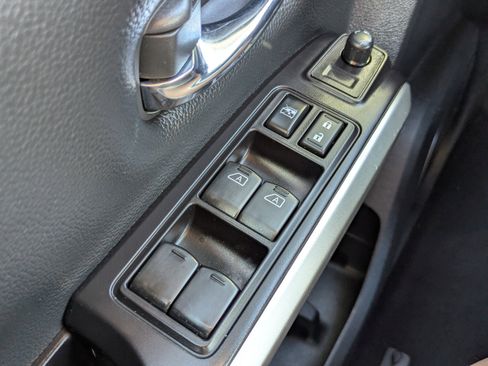 Used 2021 Nissan Titan SV w/ SV Convenience Package image 29