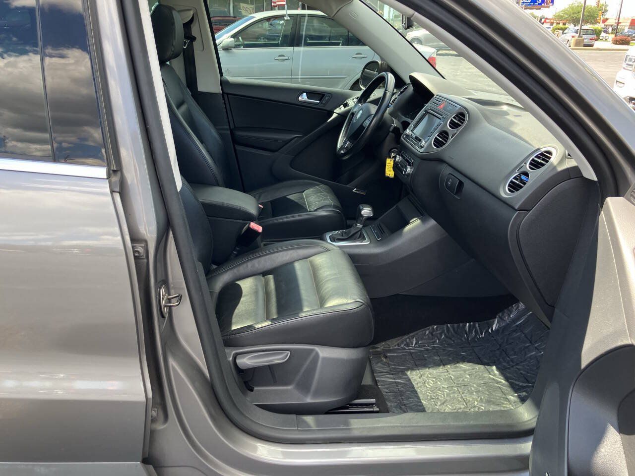 Used 2010 Volkswagen Tiguan SE AWD/4WD image 25