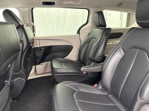Used 2024 Chrysler Pacifica Limited FWD image 17
