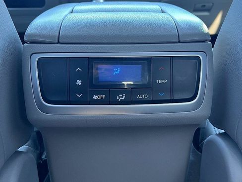 Used 2017 Toyota Highlander Limited image 38