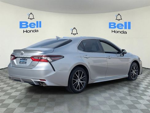 Used 2021 Toyota Camry SE image 4