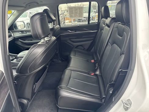 Used 2023 Jeep Grand Cherokee Limited w/ Luxury Tech Group II image 28