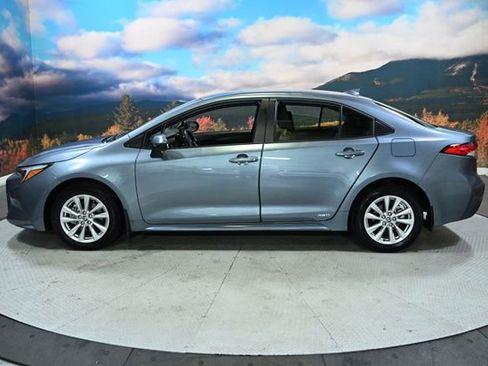 Used 2025 Toyota Corolla LE w/ LE Premium Package image 5