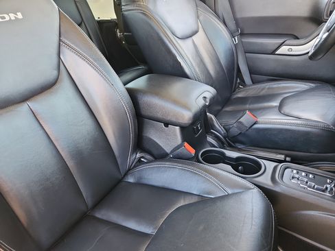 Used 2015 Jeep Wrangler Unlimited Rubicon w/ Connectivity Group image 13