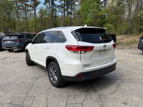 Used 2019 Toyota Highlander XLE AWD/4WD image 2