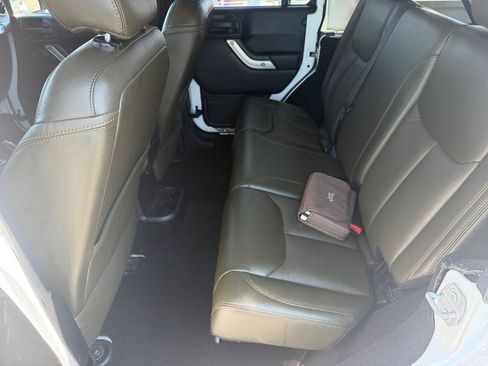 Used 2017 Jeep Wrangler Unlimited Sahara AWD/4WD image 13