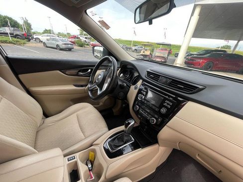 Used 2017 Nissan Rogue SV FWD image 6