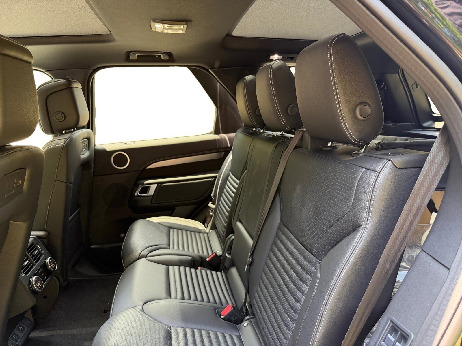 New 2026 Land Rover Discovery Dynamic SE AWD/4WD image 16