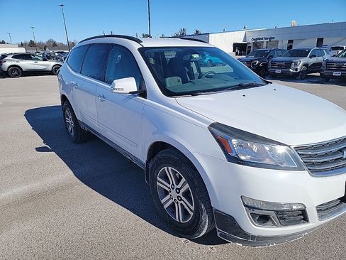 Used 2016 Chevrolet Traverse LT image 2
