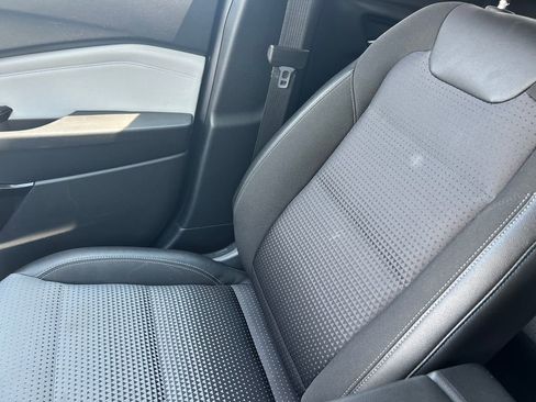 Used 2025 Chevrolet Trax LT FWD image 29