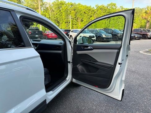 Used 2023 Volkswagen Taos SE image 29