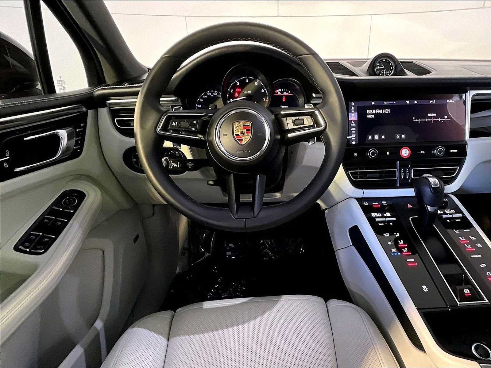 Certified 2024 Porsche Macan AWD/4WD image 13