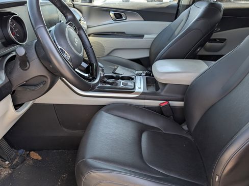 Used 2022 Kia Carnival LX FWD image 7