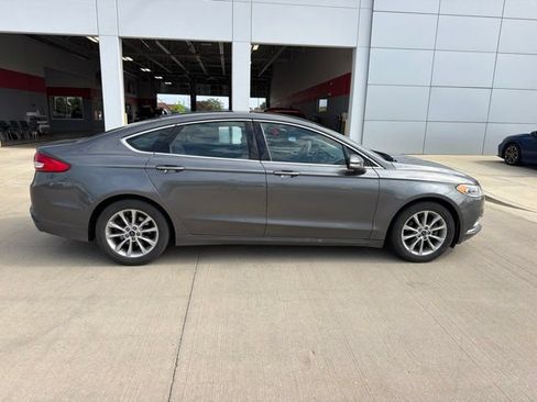 Used 2017 Ford Fusion SE w/ Fusion SE Technology Package FWD image 2