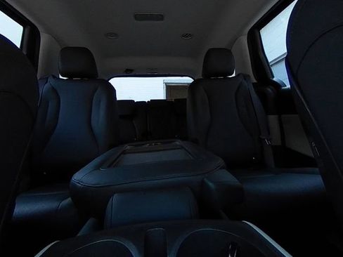 Used 2023 Kia Carnival LX image 30