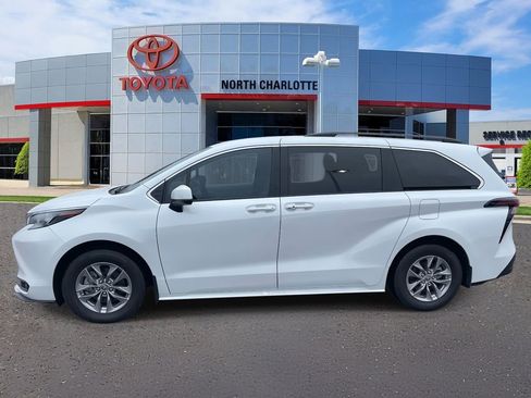 Used 2025 Toyota Sienna XLE image 7