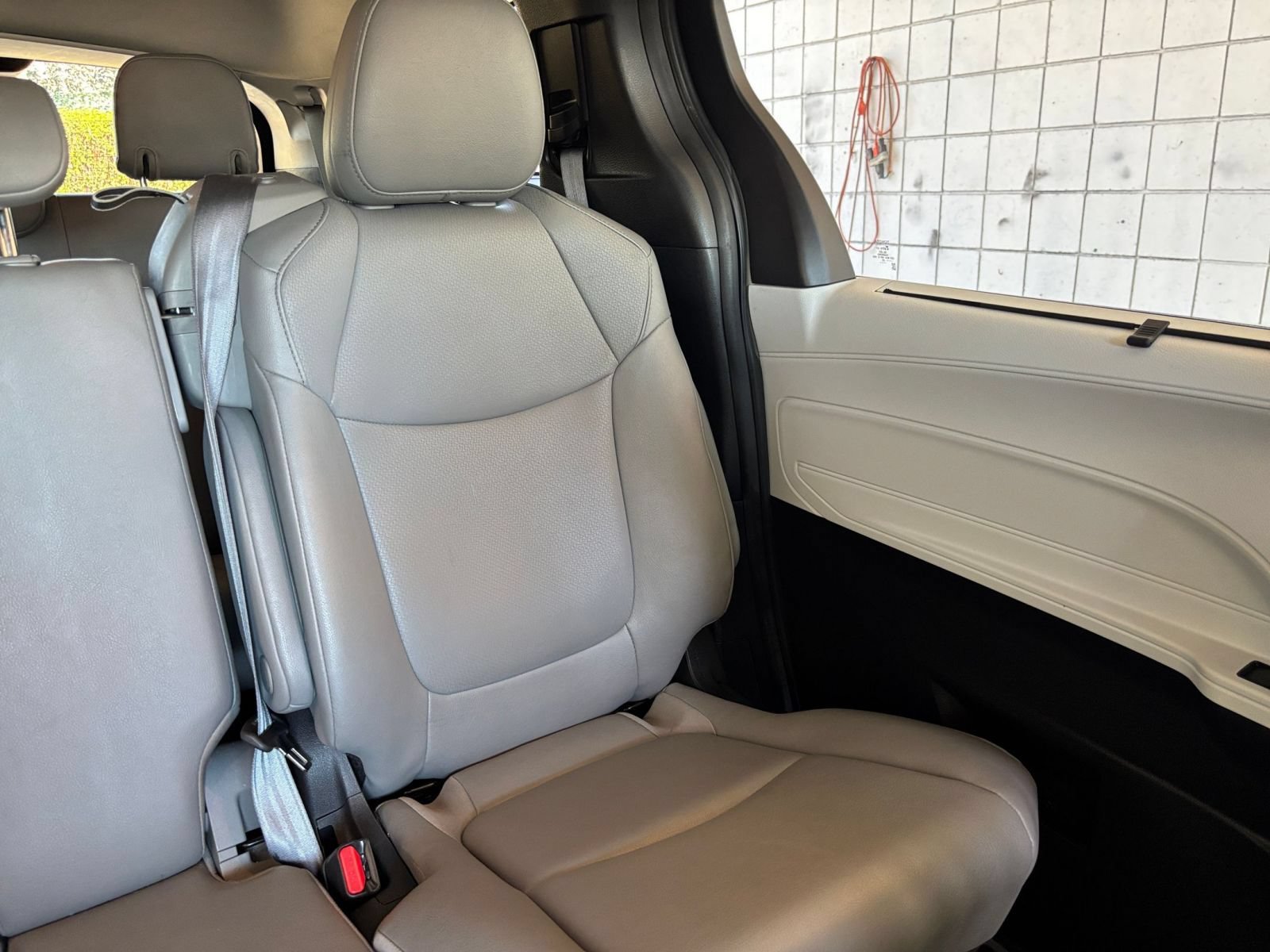 Used 2025 Toyota Sienna XLE FWD image 39