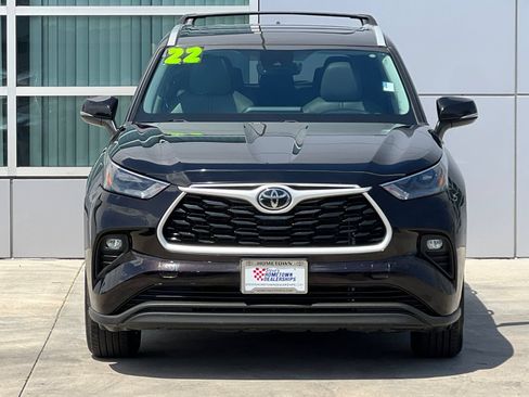 Used 2022 Toyota Highlander XLE AWD/4WD image 6