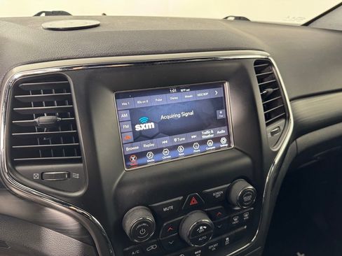 Used 2020 Jeep Grand Cherokee Laredo AWD/4WD image 15