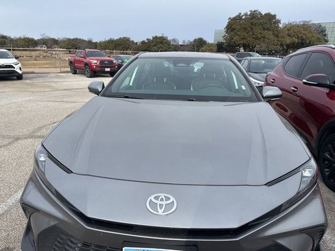 Used 2025 Toyota Camry SE image 2