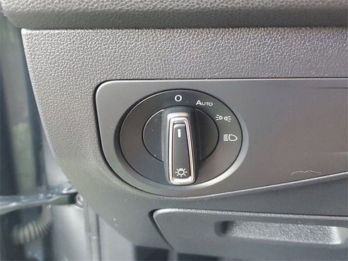 Used 2019 Volkswagen Tiguan SE w/ Panoramic Sunroof Package image 28