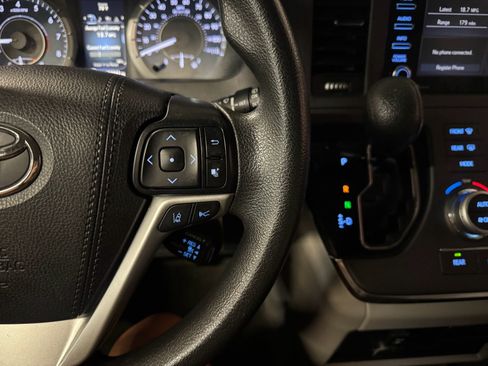 Used 2018 Toyota Sienna LE w/ Carpet Mat Package FWD image 27