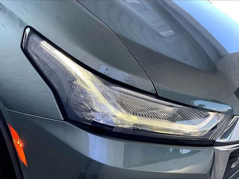 Used 2022 Chevrolet Traverse LT FWD image 26