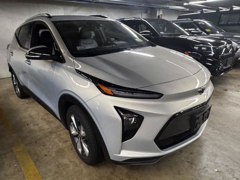 Used 2022 Chevrolet Bolt EUV LT w/ Convenience Package FWD image 1