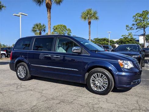 Used 2014 Chrysler Town & Country Touring-L w/ Driver Convenience Group image 1