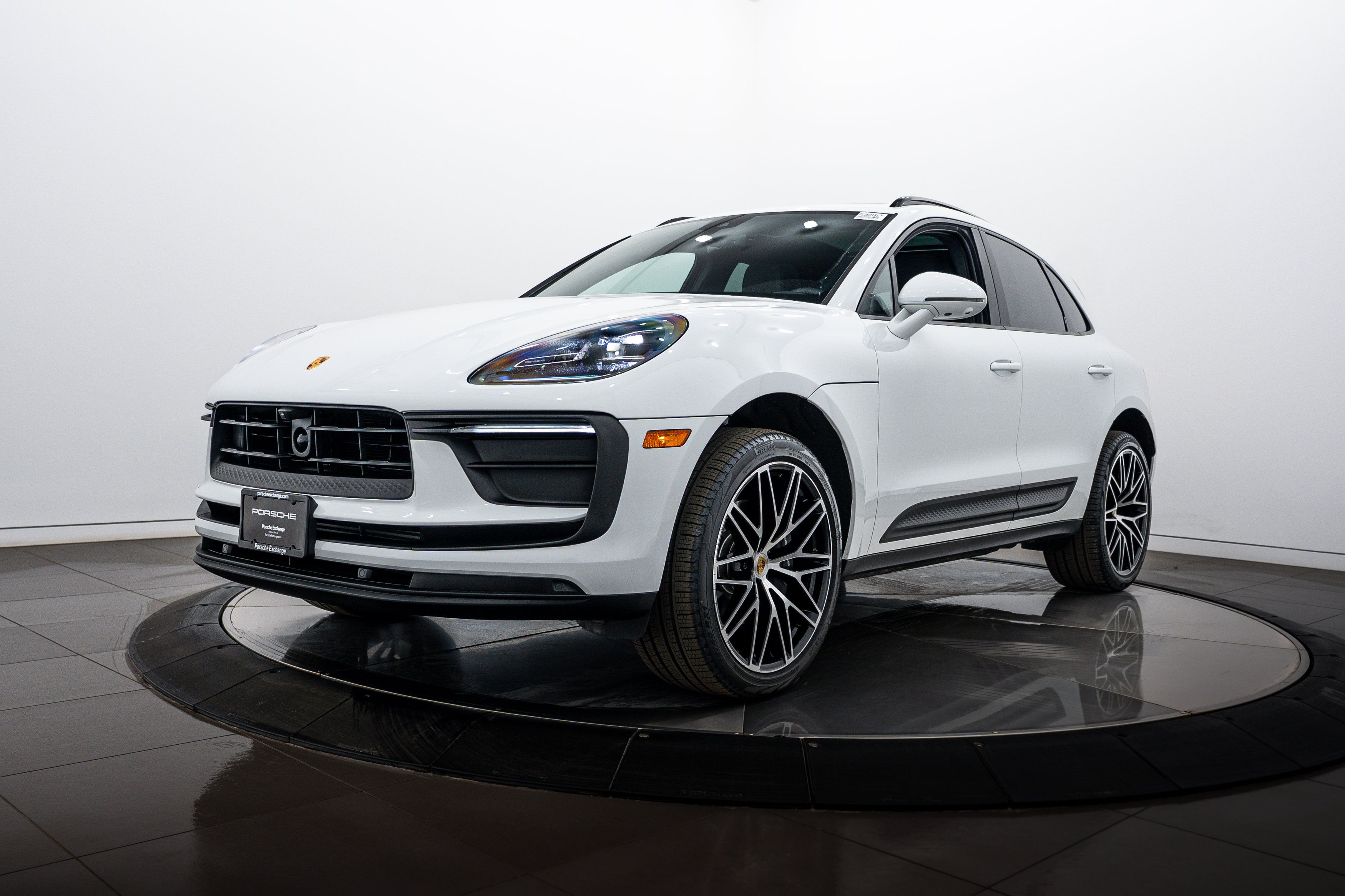 Certified 2026 Porsche Macan AWD/4WD image 1