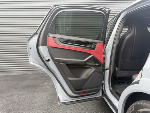 Certified 2025 Porsche Cayenne GTS AWD/4WD image 19