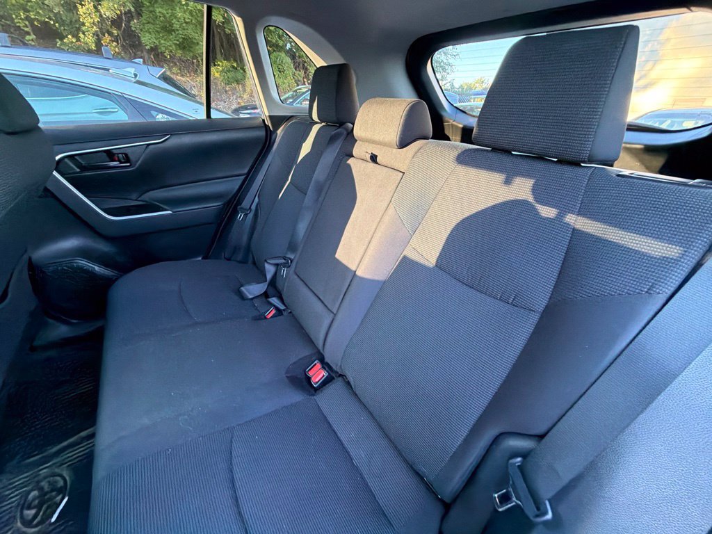 Used 2021 Toyota RAV4 LE AWD/4WD image 8