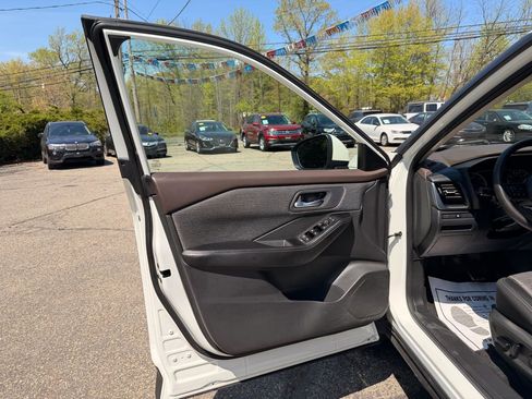 Used 2023 Nissan Rogue SV AWD/4WD image 16